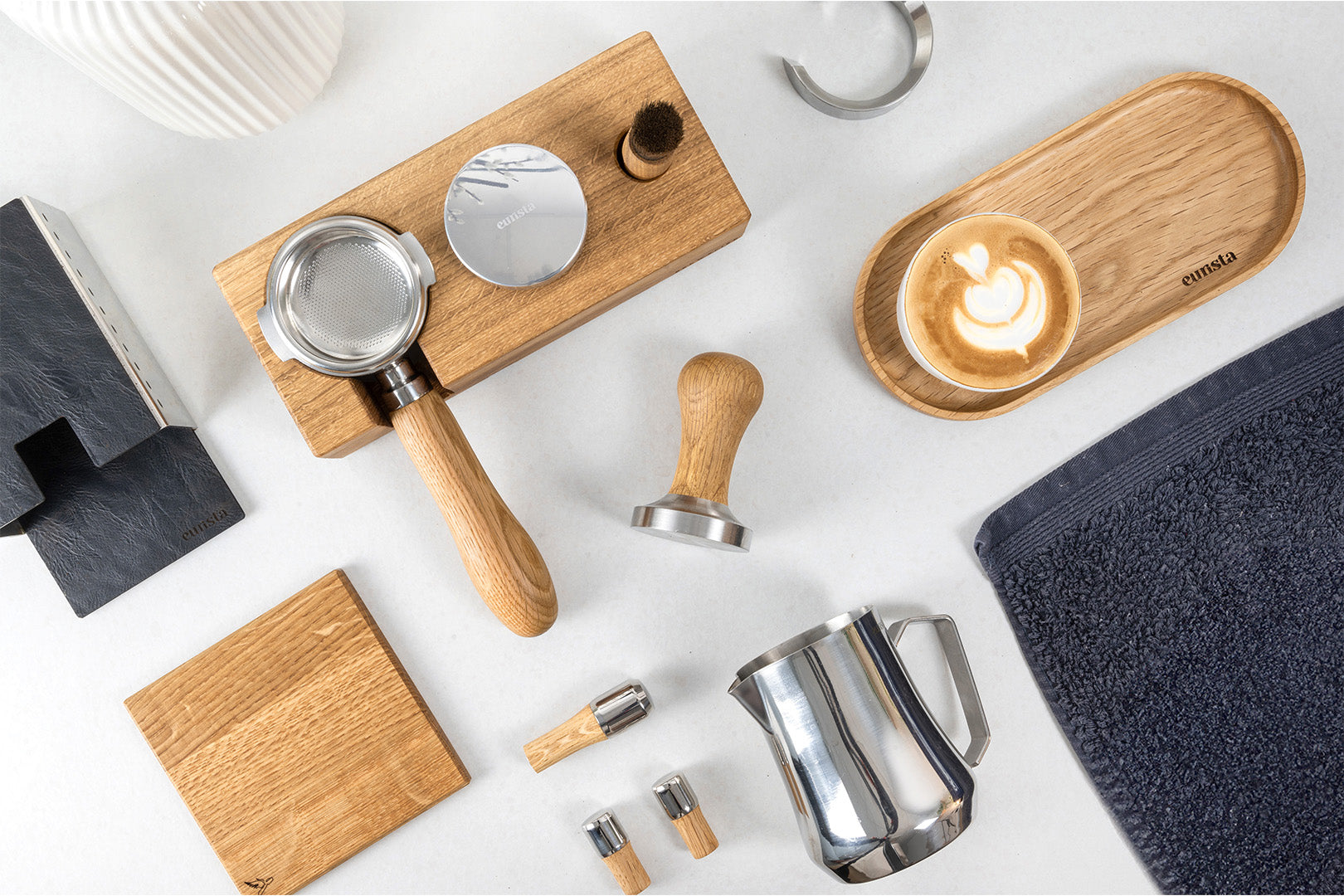 Espresso-Zubehör Draufsicht (Flatlay) - Siebträger, Tamper, Holzdeckel, Cappuccino, Milchkanne