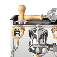 Close-Up einer Rocket TCA mit Holzapplikationen, Schonerdeckchen, Tamper und Siebtäger