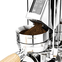 Nahaufname eurista funnel sammelt Mahlgut in Siebträger