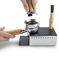 Tampingstation Seitenansicht mit aufliegendem Siebträger